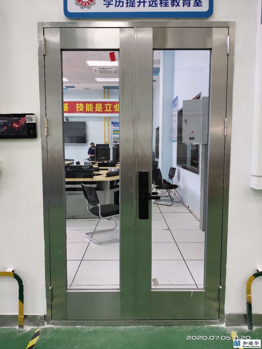 拉丝不锈钢包边门